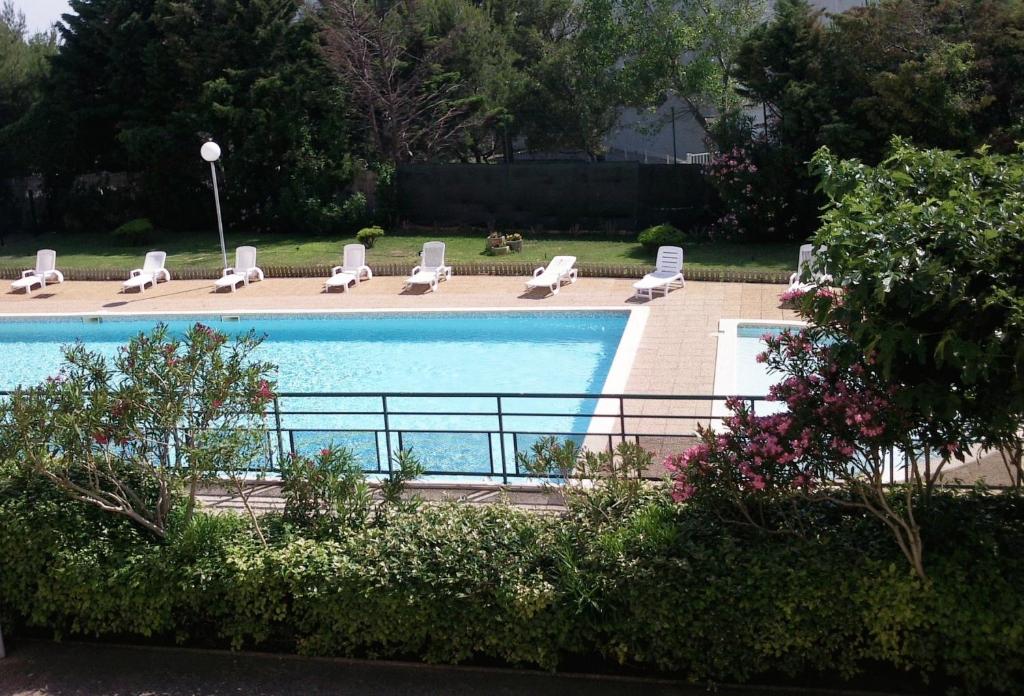 Vue sur la piscine de l'établissement Hôtel Residence Les Aiguades ou sur une piscine à proximité