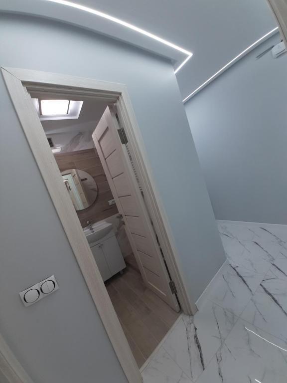 ウージュホロドにあるSecheni Apartmentのバスルームへ続くドア付きの部屋