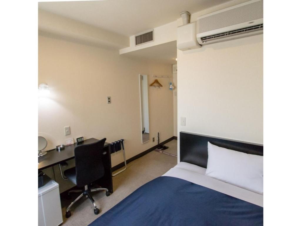 sypialnia z łóżkiem, biurkiem i komputerem w obiekcie Frame Hotel Sapporo - Vacation STAY 92375 w mieście Sapporo