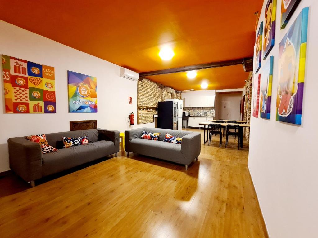 uma sala de estar com dois sofás e uma mesa em Arc House Madrid - Puerta del Sol Only Adults em Madri