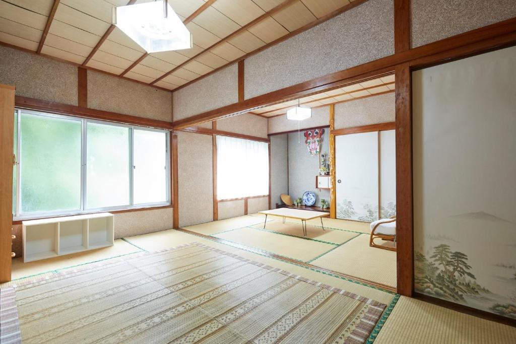 Iruka House 2 - Vacation STAY 9267 في إكي: ترتيب غرفة بنوافذ وغرفة معيشة