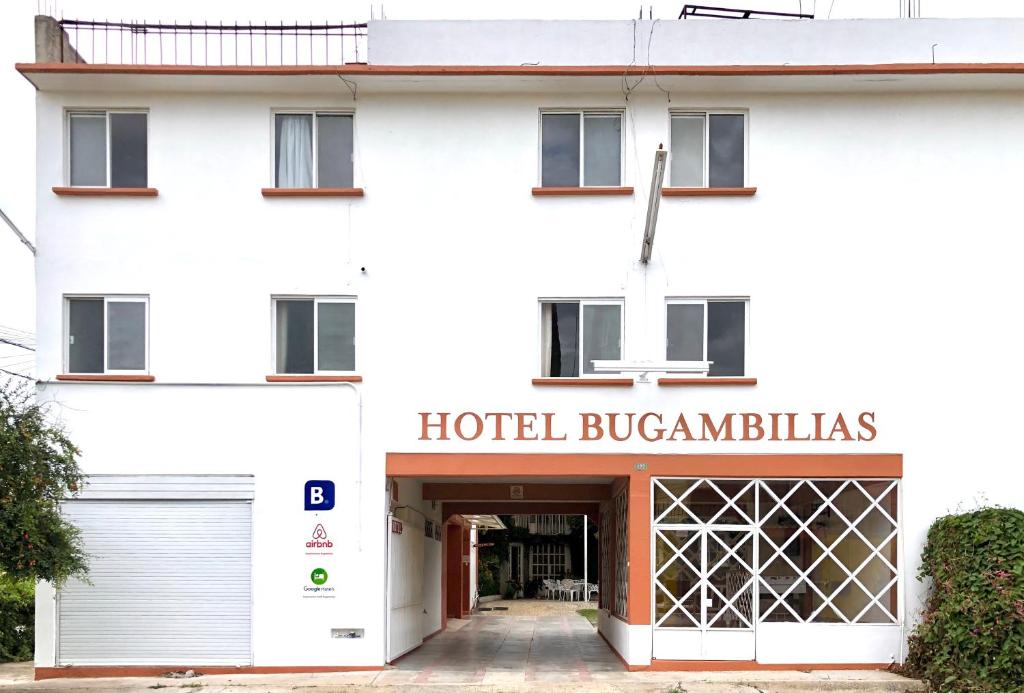 um edifício branco com uma placa de Hotel Bulgária em HOTEL BUGAMBILIAS em Oaxaca de Juárez