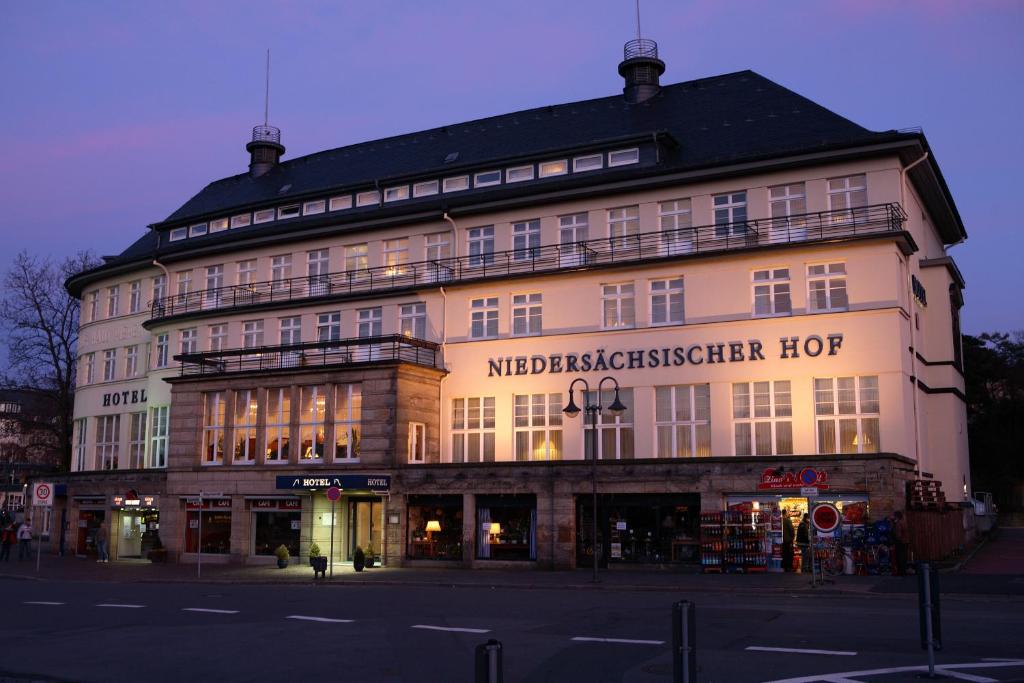 un gran edificio en la esquina de una calle en Hotel Niedersächsischer Hof, en Goslar