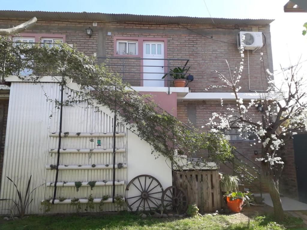 uma casa branca com uma escada e uma cerca em El Poblador em Santa Rosa