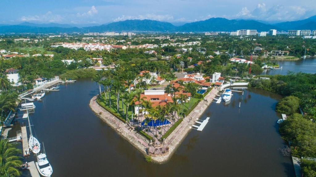 Majestic waterfront home for large families 7BR! private pool