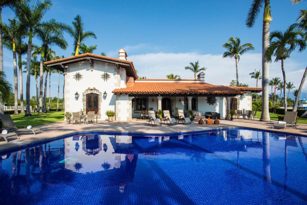 Majestic waterfront home for large families 7BR! private pool