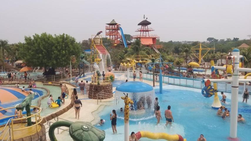 a group of people at a water park at Apartamento Resort em Olímpia in Olímpia