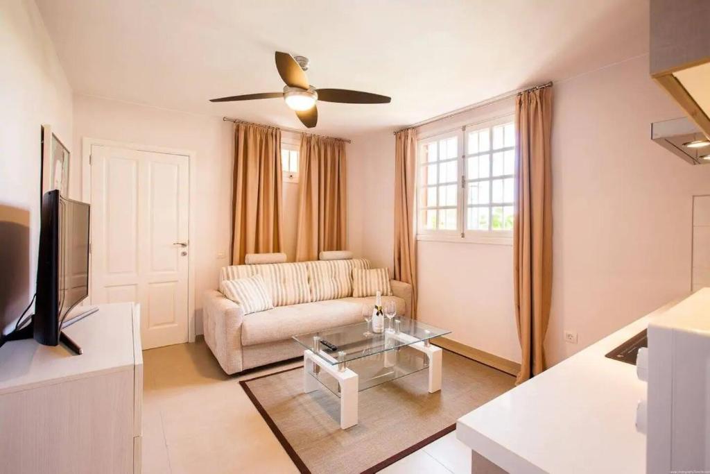 Televízia a/alebo spoločenská miestnosť v ubytovaní 1 Bedroom Apartment for 4 people in Tenerife