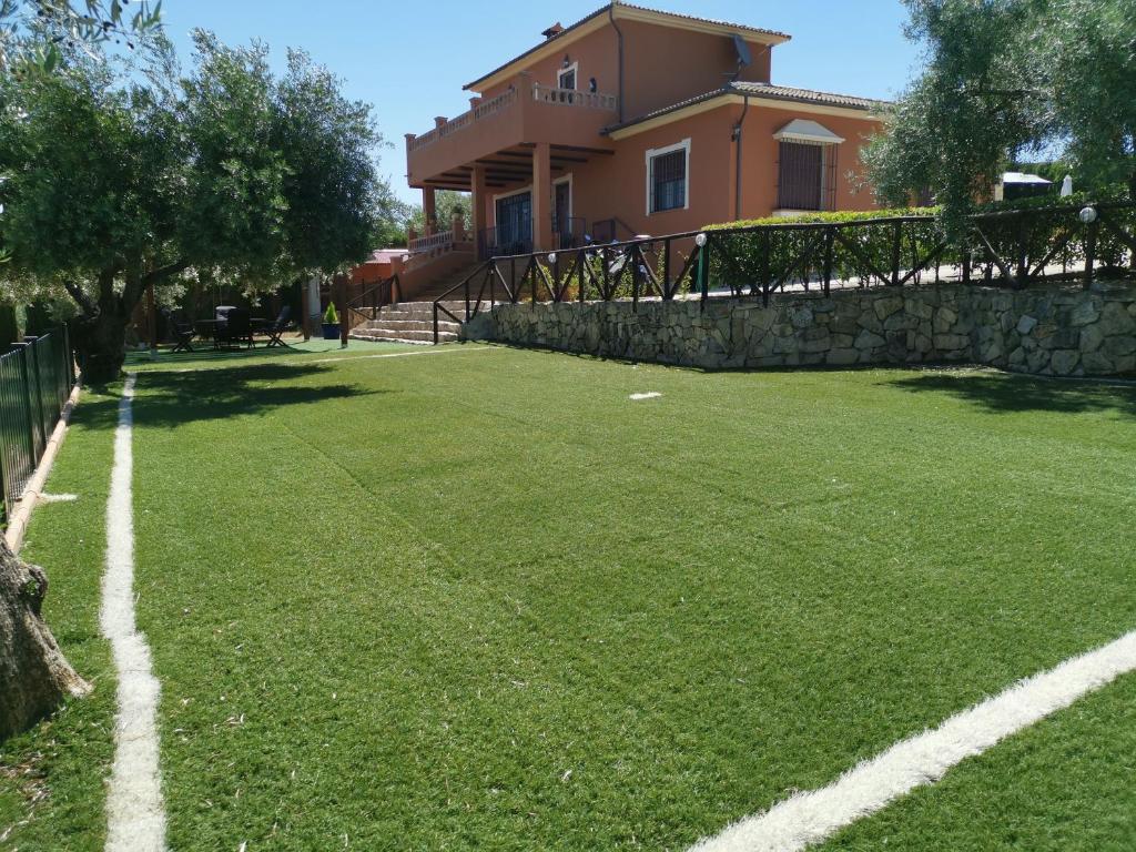 ein Fußballfeld vor einem Haus in der Unterkunft Casa Rural Bellavista in Arriate