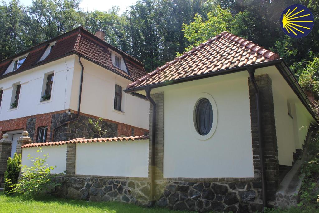 een klein gebouw met een raam en een dak bij Domek Praha - Zbraslav, u zámku in Praag