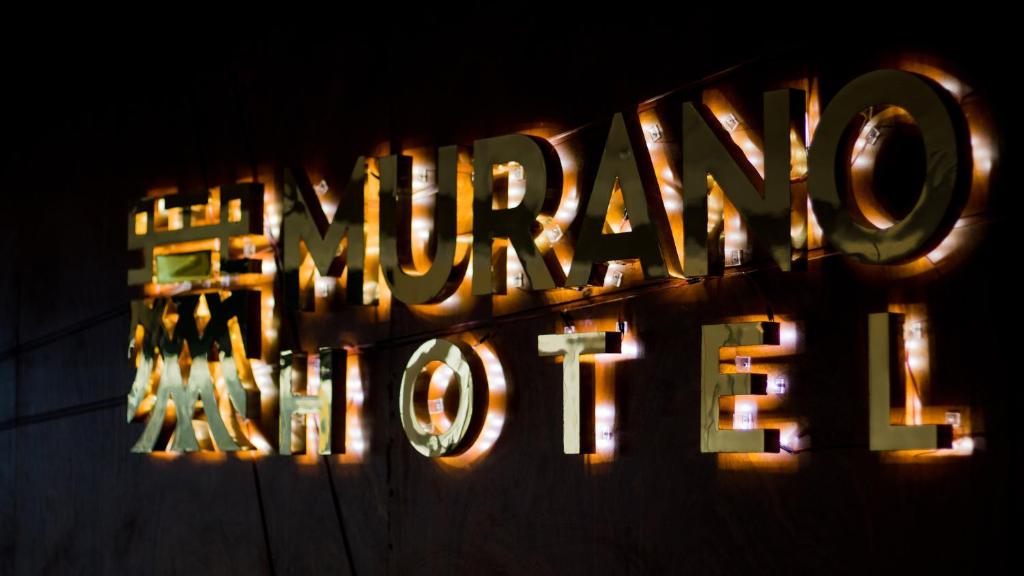 莫約班巴的住宿－Murano Hotel， ⁇ 虹灯标志,用于一个星期一的夜总会