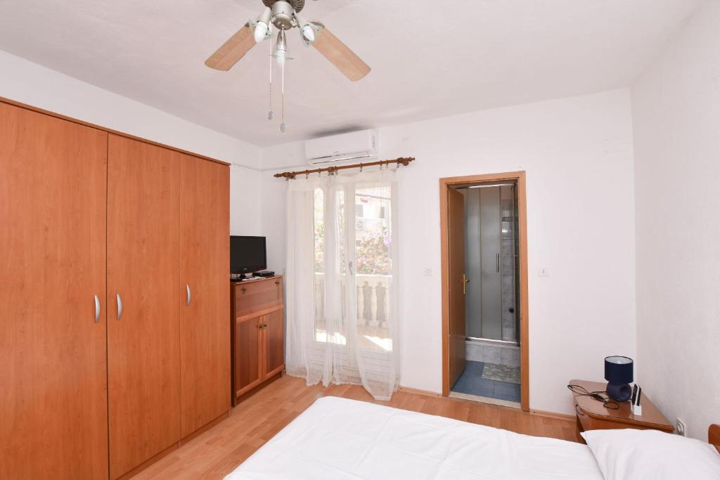 Postel nebo postele na pokoji v ubytování Apartments and Rooms Jakov