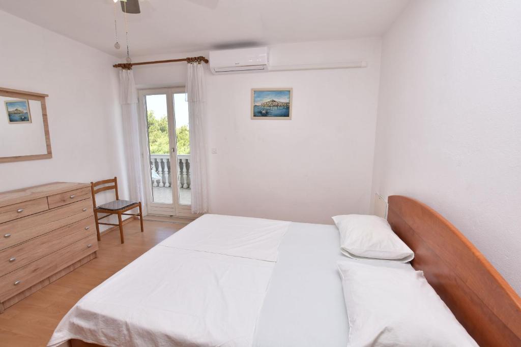 Postel nebo postele na pokoji v ubytování Apartments and Rooms Jakov