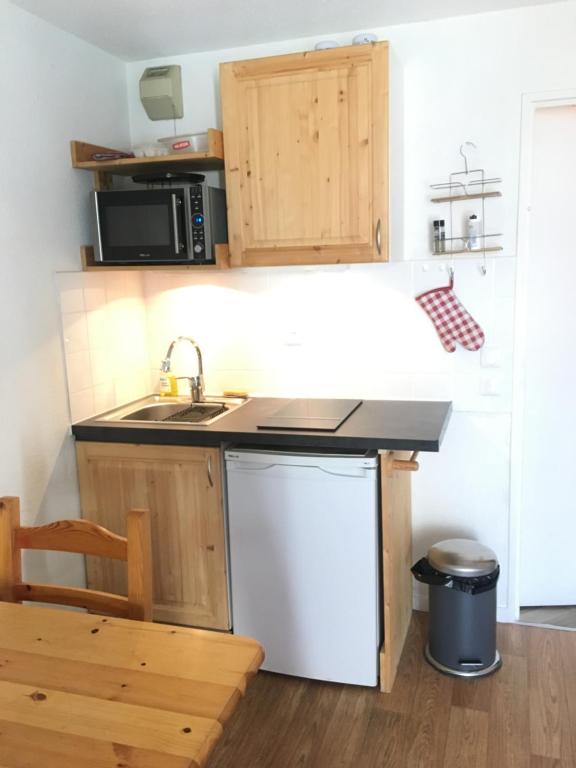 Kuchyň nebo kuchyňský kout v ubytování Cosy central Studio with a view, balcony 20m2 4ppl