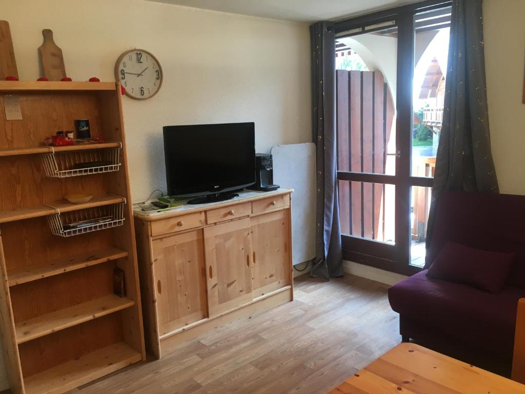 TV a/nebo společenská místnost v ubytování Cosy central Studio with a view, balcony 20m2 4ppl