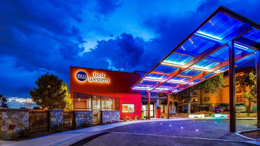 una gasolinera por la noche con luces azules en Best Western El Paso Airport Entrada Hotel en El Paso