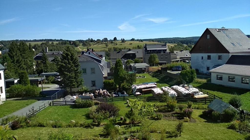 - une vue aérienne sur une petite ville avec des maisons dans l'établissement Ferienwohnung in ruhiger Waldrandlage, à Bärenstein
