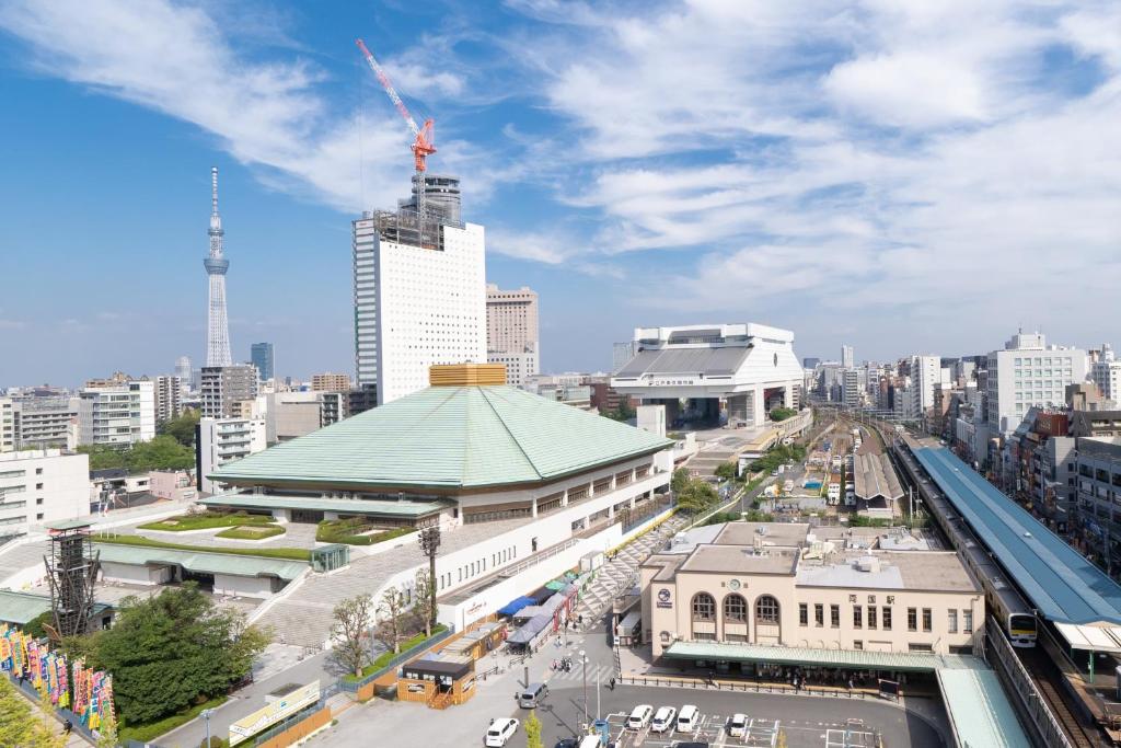 uma vista para uma cidade com edifícios e uma rua em Pearl Hotel Ryogoku em Tóquio