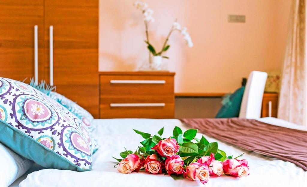 Un pat sau paturi într-o cameră la Villa Aina Boutique Hotel