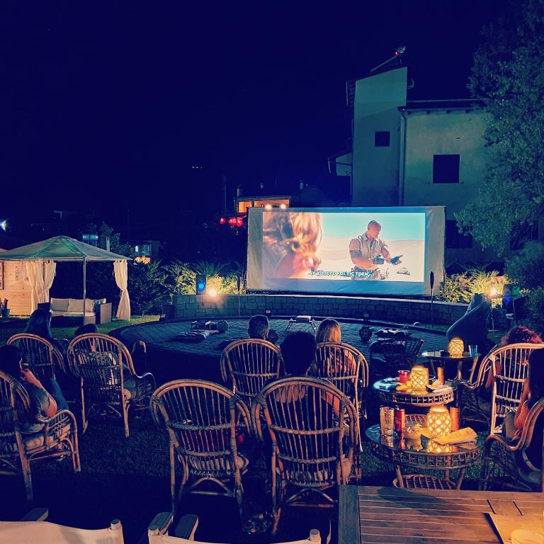 Večerní zábavní program pro hosty v ubytování Theatro Hotel Odysseon