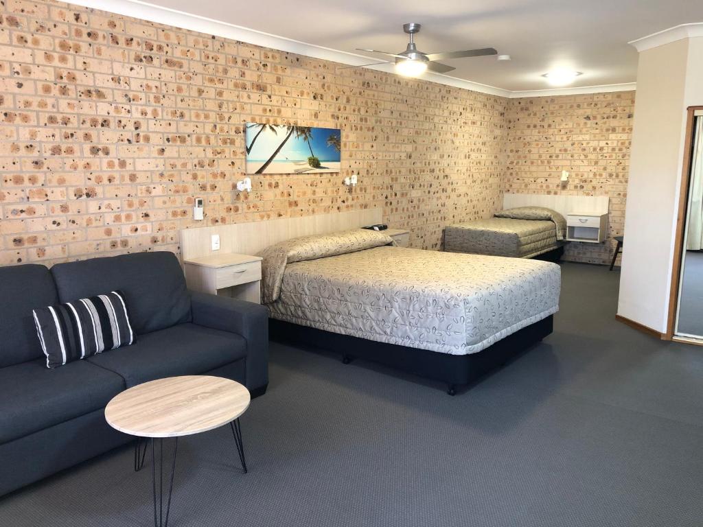 A bed or beds in a room at Cardiff Motor Inn