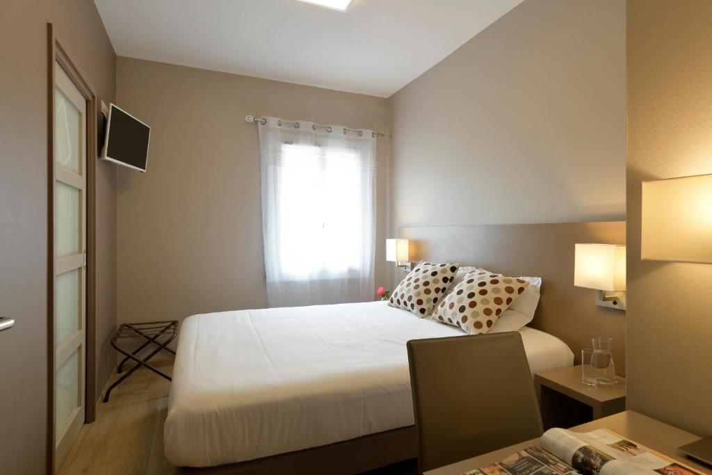 Postel nebo postele na pokoji v ubytování Logis Hôtel & Restaurant Le Pardaillan