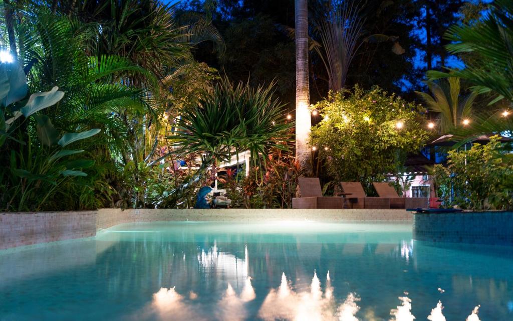 a swimming pool in a resort at night at Monkey Lodge Panama in Chilibre