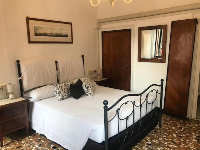 Posteľ alebo postele v izbe v ubytovaní B&B Al Teatro with canal view