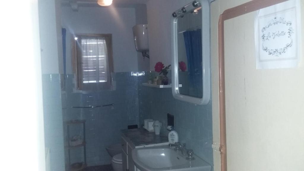 Un baño con ducha, lavabo e inodoro. en Giovanna 's House, en Palazzone