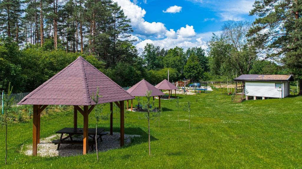 Zahrada ubytování Sosnowy Raj - domki na Mazurach