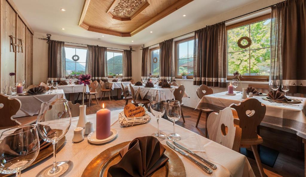 Reštaurácia alebo iné gastronomické zariadenie v ubytovaní Hotel zum Urviech -Erwachsenenhotel-