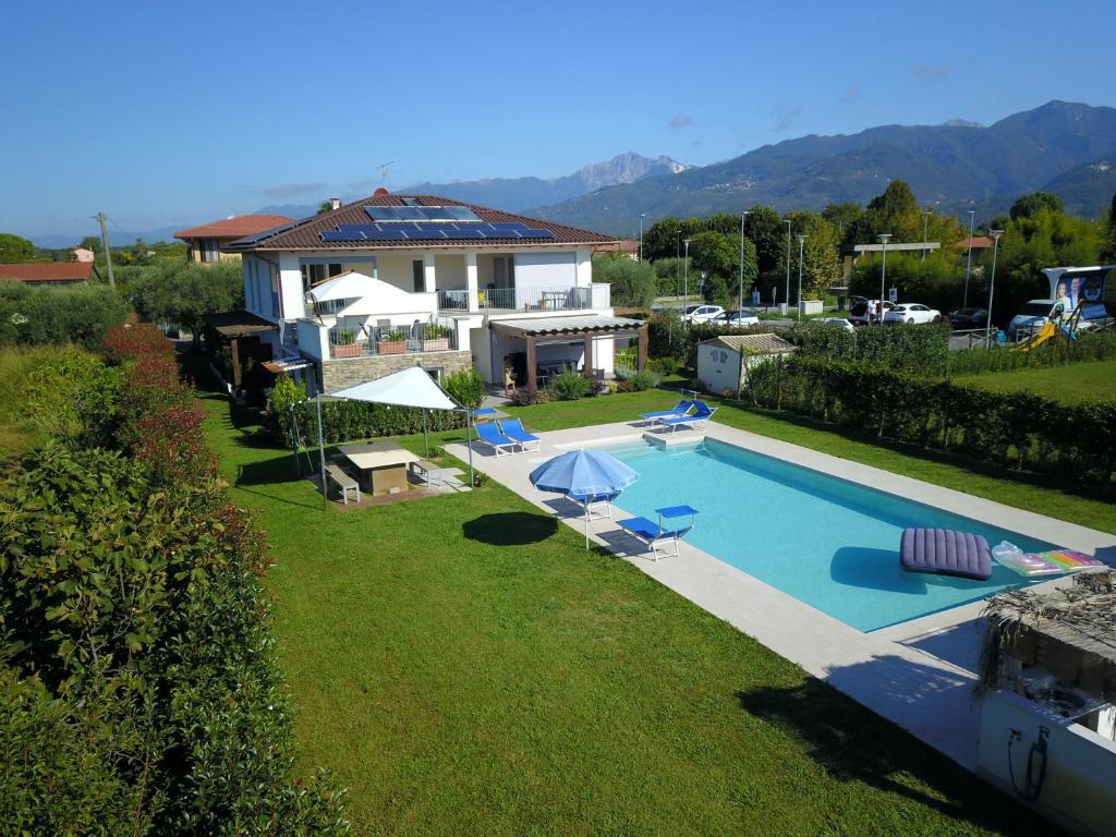 uma vista aérea de uma casa com piscina em Il Toscanello em Lido di Camaiore