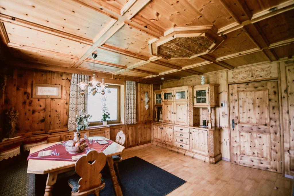a dining room with a table and wooden walls at Natur genießen am Nedererhof - Apartment Gamskar in Schmirn