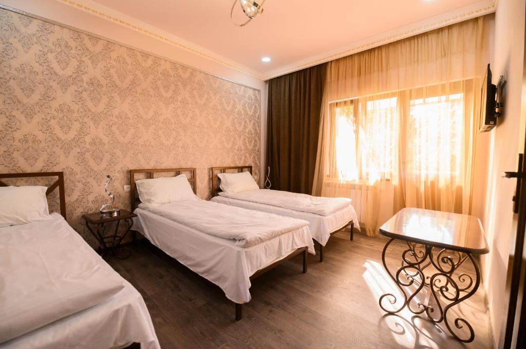 Ένα ή περισσότερα κρεβάτια σε δωμάτιο στο KARNEL Hotel
