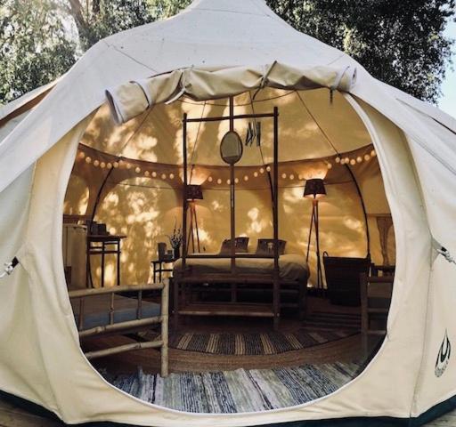 Slite Strand resort في Slite: خيمة كبيرة فيها سرير