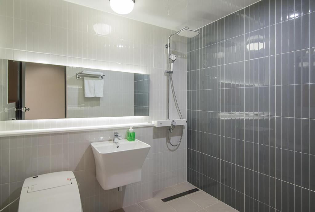 Koupelna v ubytování BLO BY BLO HOTEL