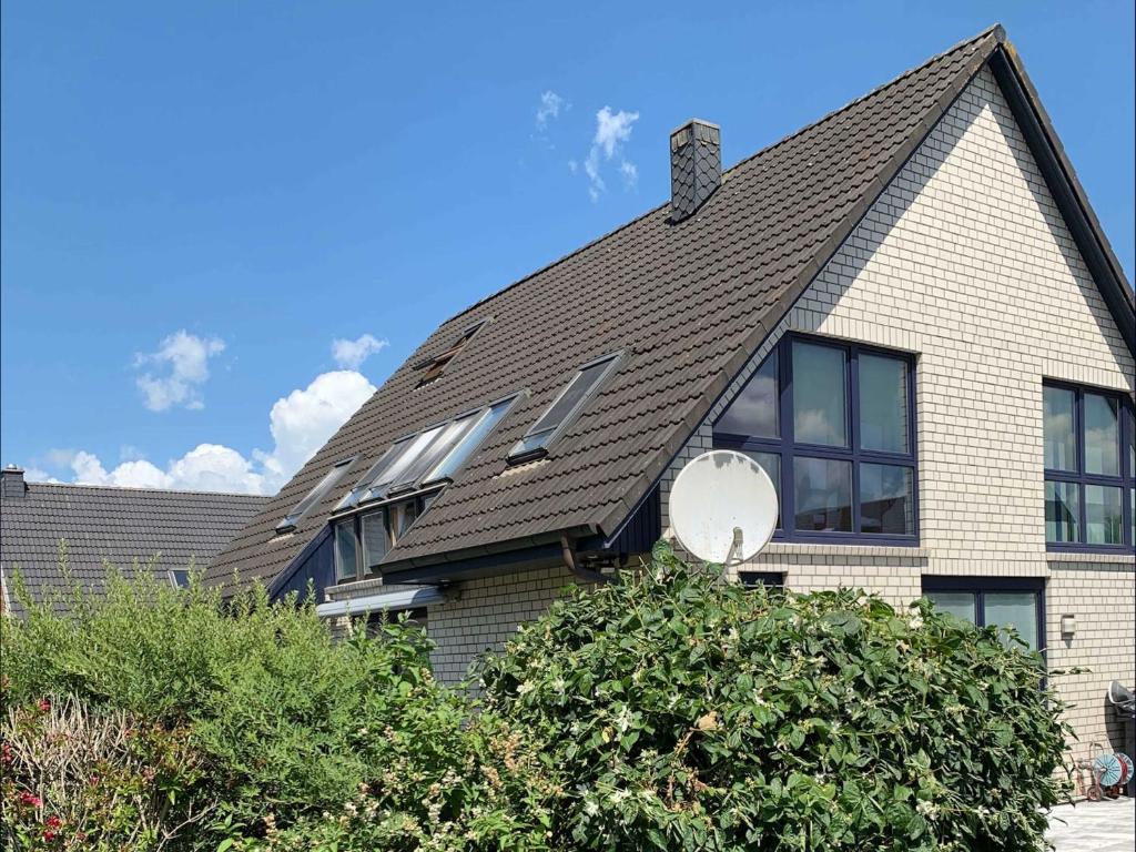 a house with a pitched roof with a satellite at Willkommen-Glückstadt in Glückstadt