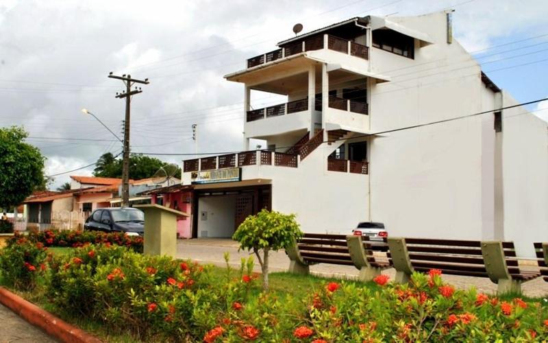 un edificio blanco con un balcón en el lateral. en Pousada Mirante do Pontal en Coruripe