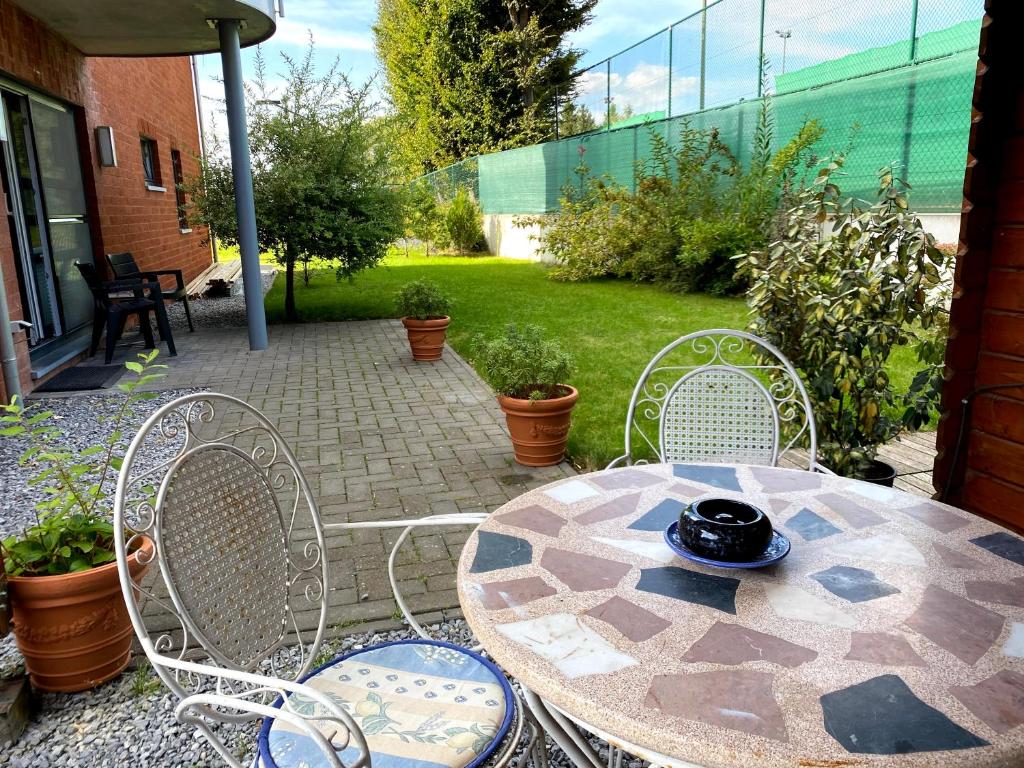 d'une terrasse avec une table et des chaises. dans l'établissement Appart HautsSarts, à Liers