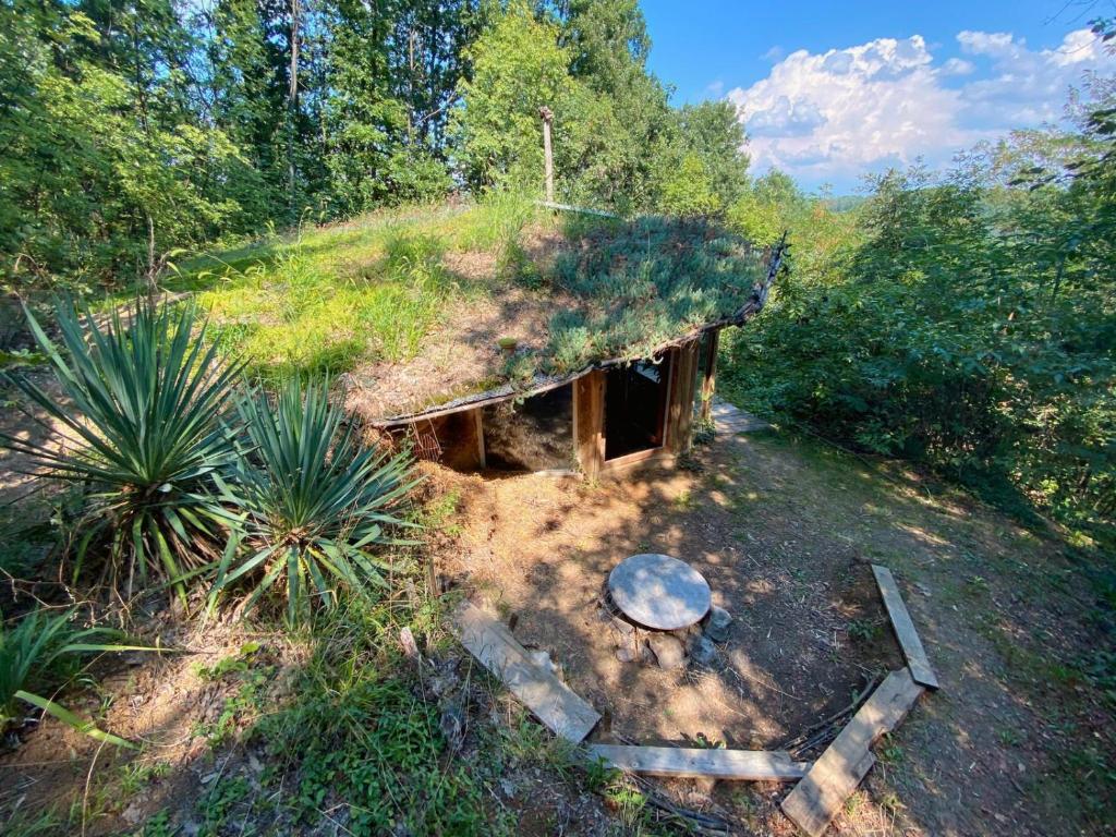 una vista aérea de una casa en una colina en Hobbit house, en Ripanj