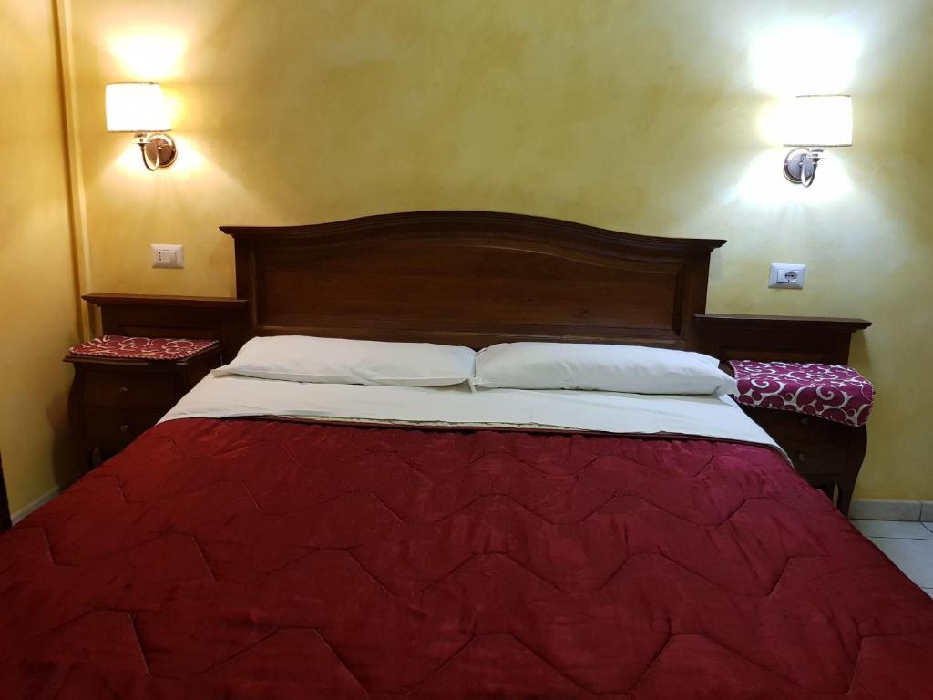 ローマにあるPitagora Houseのベッド1台(赤毛布、枕2つ付)