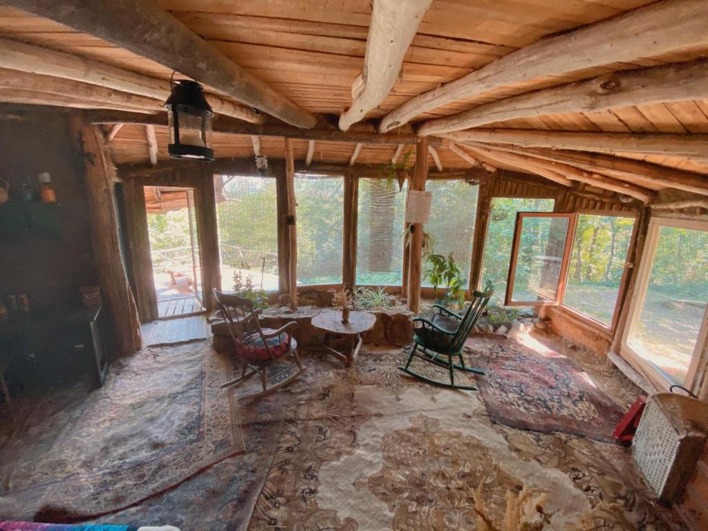 Prostor za sedenje u objektu Hobbit house