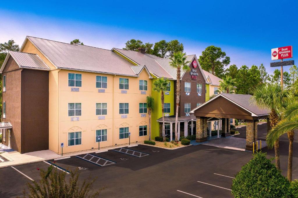 an image of a hotel with a parking lot at Best Western Plus Lake City in Lake City