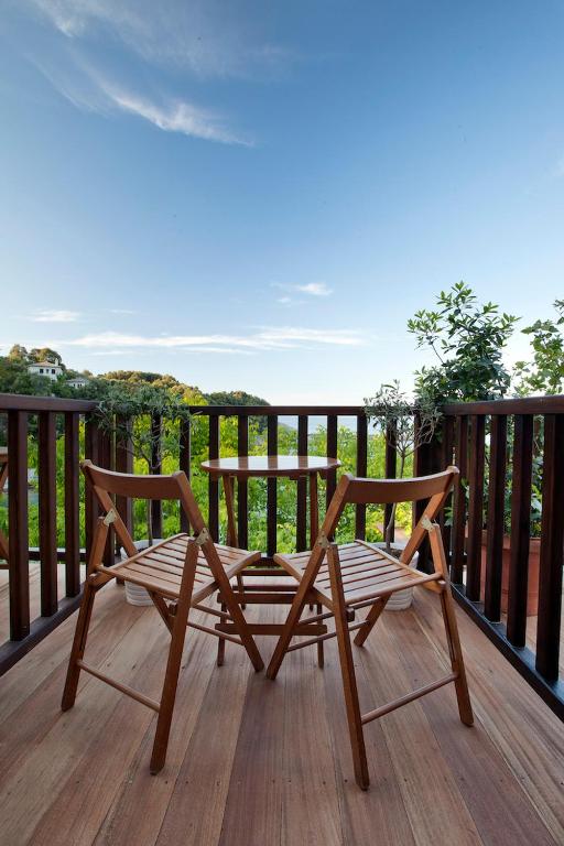 A balcony or terrace at Victoria's Guesthouse