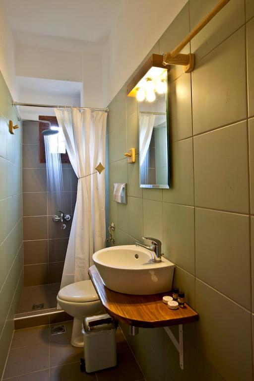 A bathroom at Victoria's Guesthouse