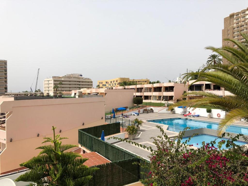 ロス・クリスティアーノスにあるSunny apartment near the beach with Wifi, balcony and Poolのプールの景色を望むバルコニーが備わります。