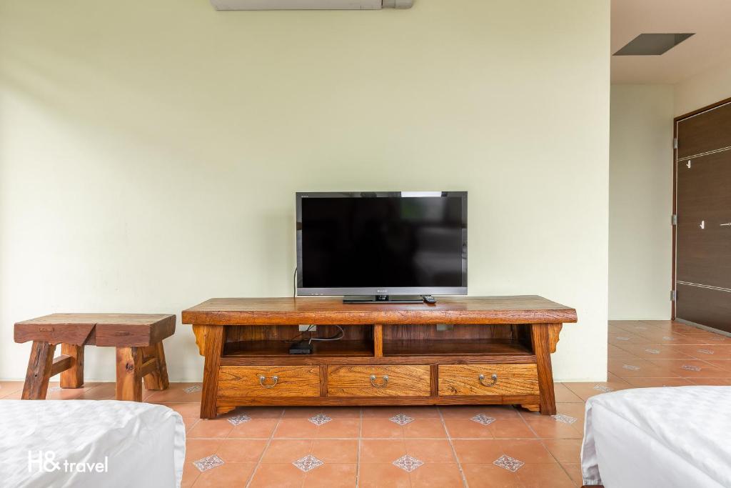 a tv sitting on top of a wooden entertainment center at Qian B&amp;B (Taroko) in Jiamin