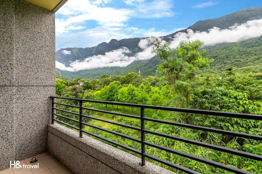 a balcony with a view of the mountains at Qian B&amp;B (Taroko) in Jiamin