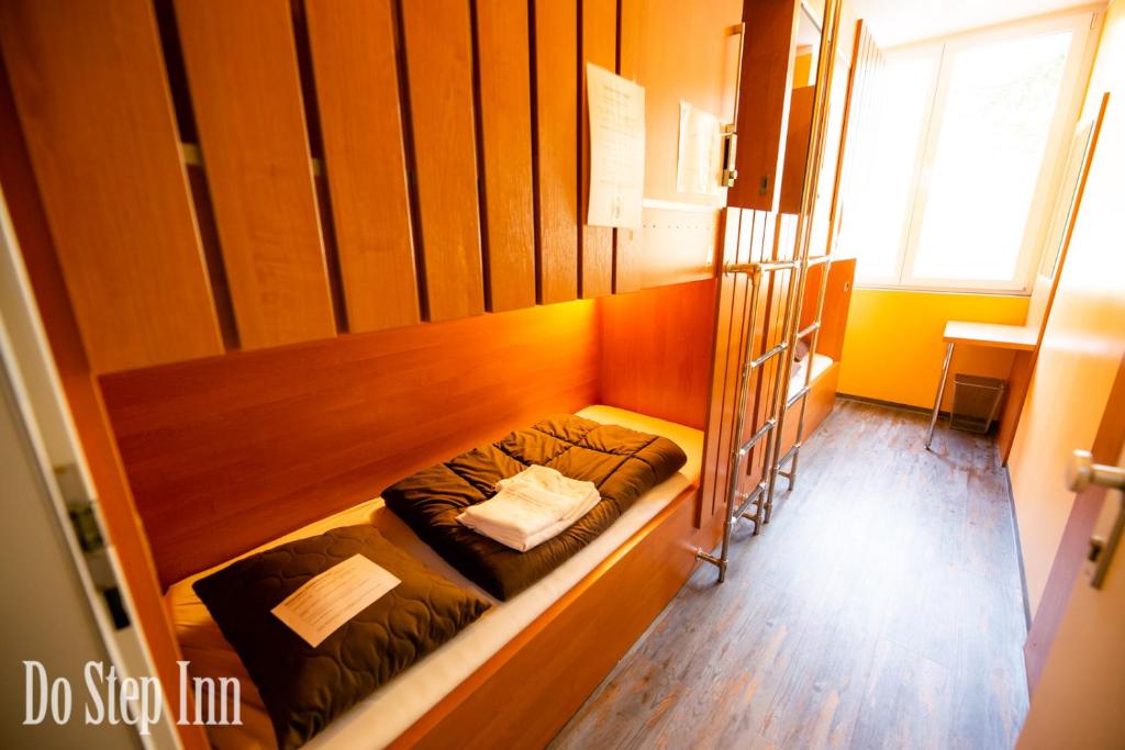 Cama o camas de una habitación en Do Step Inn Central - Self-Service-Hostel