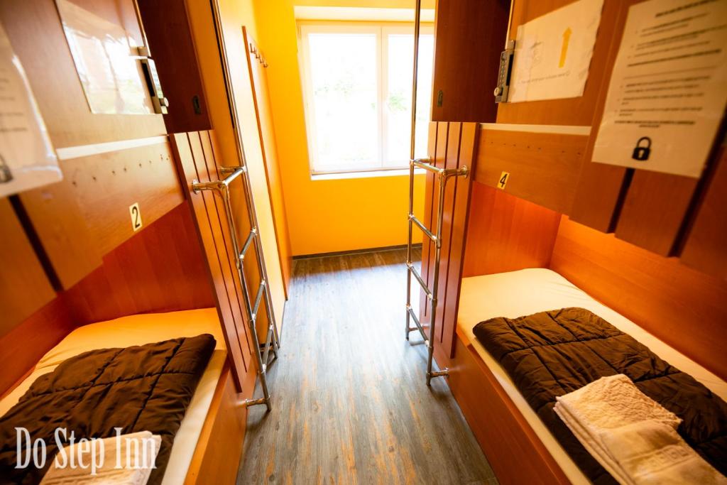 Cama o camas de una habitación en Do Step Inn Central - Self-Service-Hostel